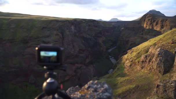 Κάμερα δράσης κινηματογράφηση Markarfljotsgljufur φαράγγι για πεζοπορία στην Ισλανδία — Αρχείο Βίντεο