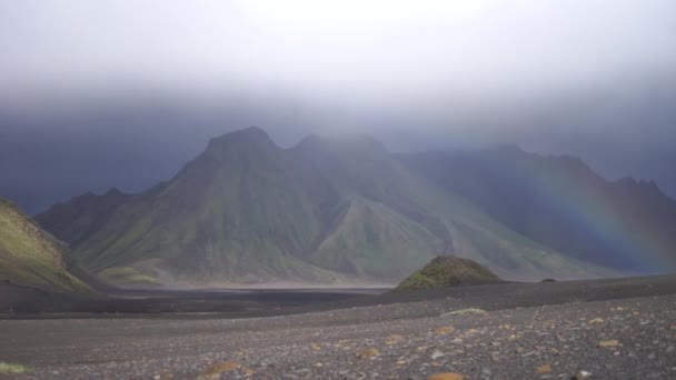 Vista panorámica con paisaje volcánico durante la lluvia con arco iris sobre la montaña. Islandia, Laugavegur trekking — Vídeos de Stock