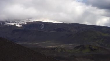 Dağ manzarası, buzullar ve volkanik manzaralar. İzlanda 'da Laugavegur yürüyüşü