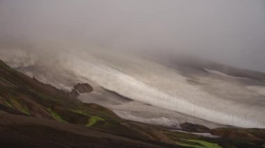 Buzullu, tepeli ve yosunlu güzel bir manzara. Fimmvorduhals yolu üzerinde. Landmannalaugar yakınlarında.