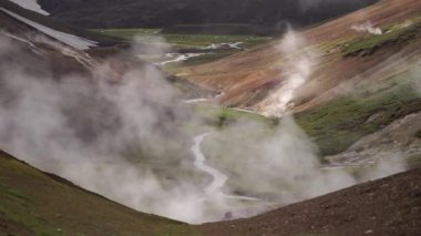 Kurbağa, buzullar, tepeler ve yeşil yosunlarla dolu volkanik bir arazi. Fimmvorduhals yolu üzerinde. Landmannalaugar yakınlarında yaz güneşli bir gün, İzlanda.