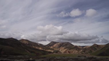 Landmannalaugar Vadisi. İzlanda. Laugavegur yürüyüş yolunda renkli dağlar. Çok renkli kaya, mineral, ot ve yosun katmanlarının birleşimi