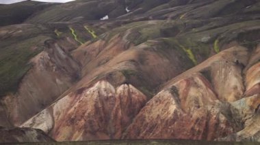 Laugavegur yürüyüş yolu üzerindeki Landmannalaugar Renkli Dağları. İzlanda. Çok renkli kaya, mineral, ot ve yosun katmanlarının birleşimi