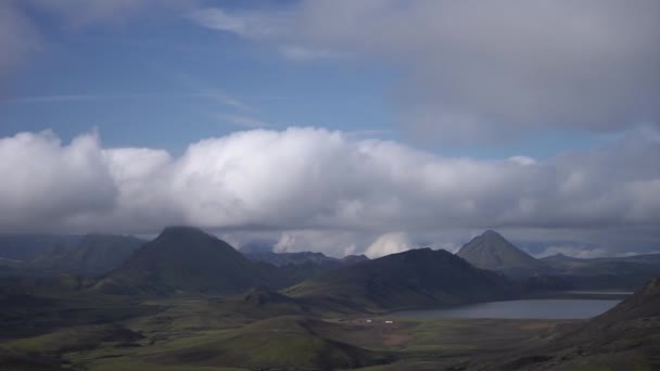 Vista vale da montanha com colinas verdes, córrego do rio e lago. Laugavegur trilhas para caminhadas, Islândia — Vídeo de Stock