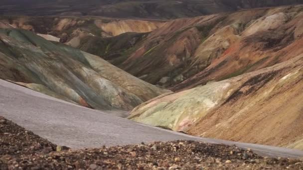 Vackert landskap med glaciär, kullar och grön mossa på Fimmvorduhals leden nära Landmannalaugar av sommar solig dag, Island — Stockvideo