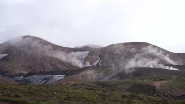 Kurbağa, buzullar, tepeler ve yeşil yosunlarla dolu volkanik bir arazi. Fimmvorduhals yolu üzerinde. Landmannalaugar yakınlarında yaz güneşli bir gün, İzlanda. — Stok video