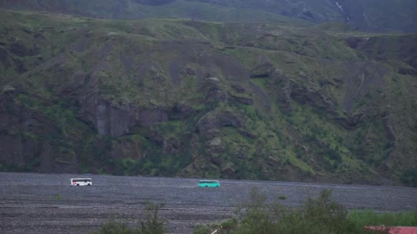 Ισλανδική θέα στο βουνό με 4x4 μεγάλο λεωφορείο με φόντο Eyjafjallajokull ob. Οδήγηση τουριστών — Αρχείο Βίντεο