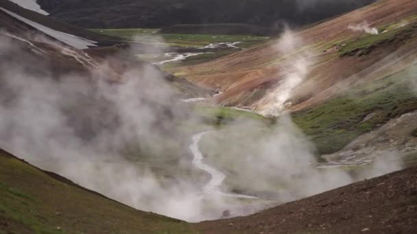 Sopečná aktivní krajina s žábou, ledovcem, kopci a zeleným mechem na stezce Fimmvorduhals poblíž Landmannalaugar letního slunečného dne, Island — Stock video