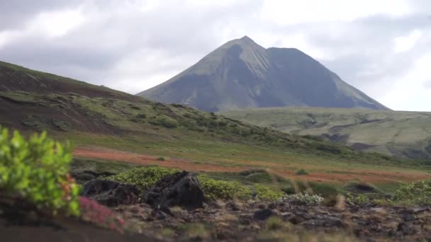 Nuvole che attraversano vette montuose circondate da un paesaggio vulcanico. Islanda natura — Video Stock