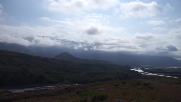 Islandská sopečná krajina se zelenou trávou a modrou oblohou. Island nature — Stock video