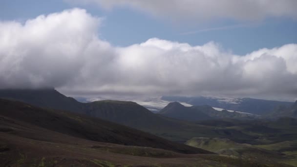 Vista vale da montanha com colinas verdes, córrego do rio e lago. Laugavegur trilhas para caminhadas, Islândia — Vídeo de Stock