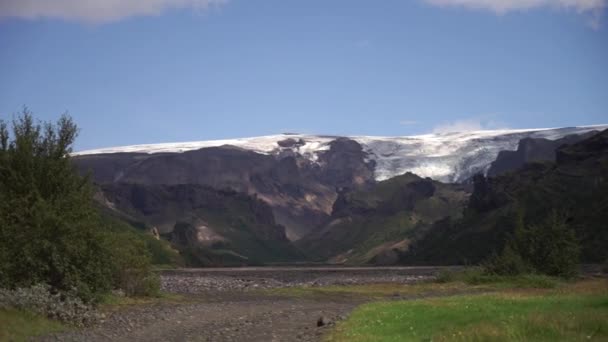 Живописный вид на горы среди снежных гор рядом с рекой в Торсморке, Исландия — стоковое видео