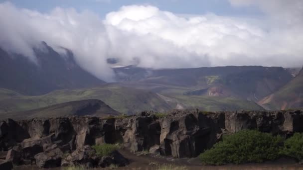 Volkanik manzarayla çevrili dağlardan geçen bulutlar. İzlanda doğası — Stok video