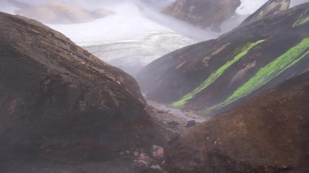Foggy paysage volcanique mystique avec glacier, collines et mousse sur le sentier Fimmvorduhals près de Landmannalaugar de la journée ensoleillée d'été, Islande — Video