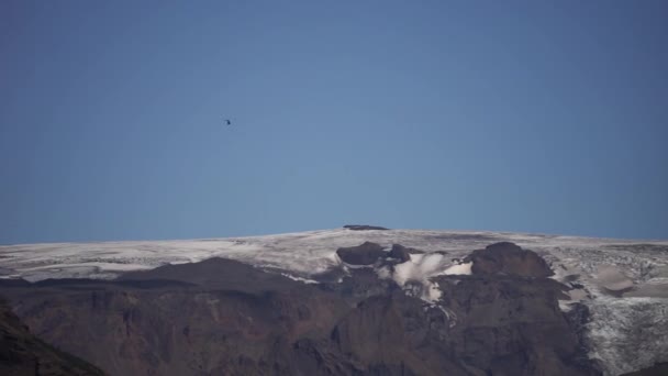 Naturskön utsikt över berget bland snöiga berg i närheten av floden i Thorsmork, Island — Stockvideo