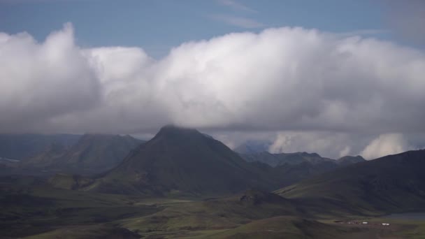 Vista vale da montanha com colinas verdes, córrego do rio e lago. Laugavegur trilhas para caminhadas, Islândia — Vídeo de Stock