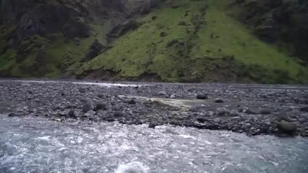 Kanion Stakkholtsgja z rzeką w Islandii niedaleko Posmork w zwolnionym tempie. Islandia — Wideo stockowe