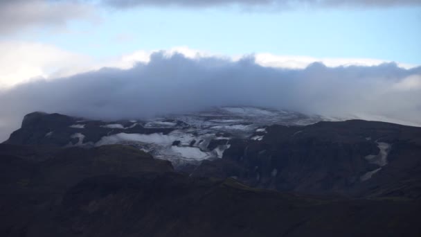 Вид на горы, ледник и вулканический пейзаж. Лаугавегур в Исландии — стоковое видео