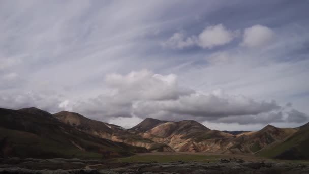 Κοιλάδα Λάντμαναλόγκαρ. Ισλανδία. Πολύχρωμα βουνά στο μονοπάτι πεζοπορίας Laugavegur. Ο συνδυασμός στρωμάτων πολύχρωμων πετρωμάτων, ορυκτών, χόρτου και βρύων — Αρχείο Βίντεο