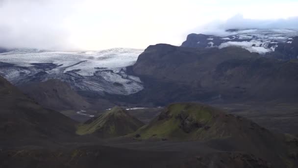 Dağ manzarası, buzullar ve volkanik manzaralar. İzlanda 'da Laugavegur yürüyüşü — Stok video