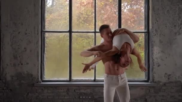 Mouvement de danse romantique entre homme et femme. Concept de relation, d'amour et de tendresse — Video