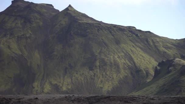 Vista panorâmica sobre verde Hattafell montanha com paisagem vulcânica. Laugavegur trek na Islândia — Vídeo de Stock
