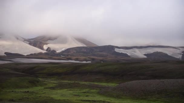 Pemandangan indah dengan gletser, bukit dan lumut di jalur Fimmvorduhals dekat Landmannalaugar hari yang cerah di musim panas, Islandia — Stok Video