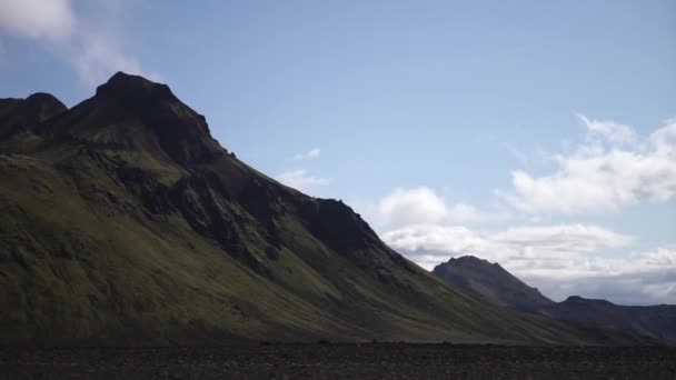 Vista panoramica sulla verde montagna di Hattafell con paesaggio vulcanico. Trekking a Laugavegur in Islanda — Video Stock