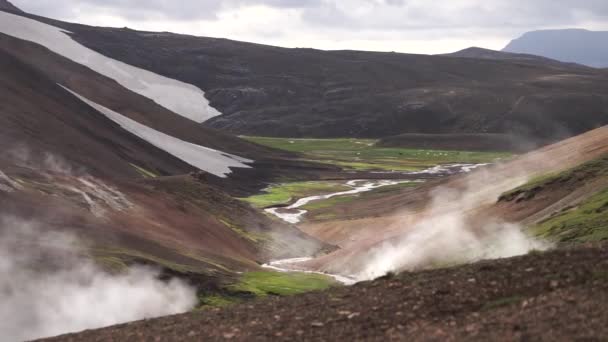 Paesaggio vulcanico attivo con rana, ghiacciaio, colline e muschio verde sul sentiero Fimmvorduhals vicino Landmannalaugar della giornata estiva di sole, Islanda — Video Stock
