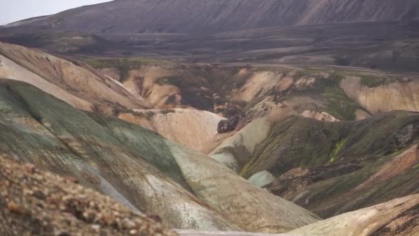 Landmannalaugar colorful mountains on the Laugavegur climbing trail. 아이슬란드. 다양 한 색깔의 암석, 광물, 풀, 이끼의 층들의 조합 — 비디오