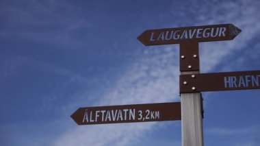  Mavi gökyüzü arka planında Laugavegur yürüyüş parkurundaki işaret direği, İzlanda
