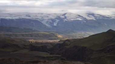 Gün batımında dağda güzel bir kış buzulu. İzlanda 