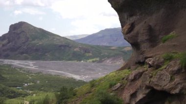 Thorsmork Dağları Kanyonu ve Nehir Manzarası