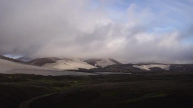 Buzullu, tepeli ve yosunlu güzel bir manzara. Fimmvorduhals yolu üzerinde. Landmannalaugar yakınlarında.