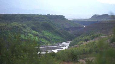 Kanyon, nehir ve mavi gökyüzü olan İzlanda volkanik manzarası. İzlanda doğası
