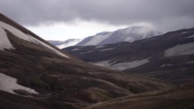 Buzullu, tepeli ve yosunlu güzel bir manzara. Fimmvorduhals yolu üzerinde. Landmannalaugar yakınlarında.