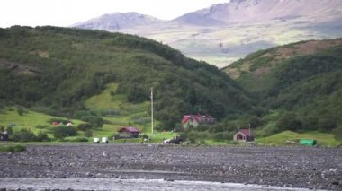 Thorsmork İzlanda 'daki yeşil tepelerin ve kamp tarafının görüntüsü. Kamp çadırları, kulübeler, turistler için kulübeler.