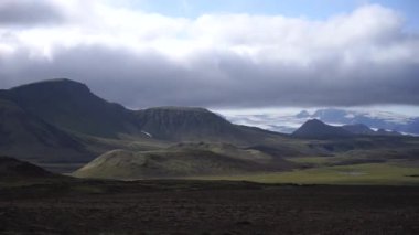 Volkanik manzaralı panoramik dağ manzarası. İzlanda 'da Laugavegur yürüyüşü