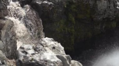 Innri-Emstrua nehrinin üzerinde pürüzsüz kirli şelale. Laugavegur yürüyüş yolu