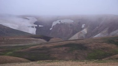 Yeşil, sisli tepeli dağ vadisini görün. Laugavegur yürüyüş yolu, İzlanda