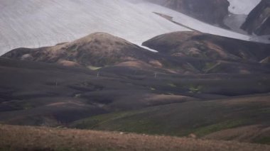 Buzullu, tepeli ve yosunlu güzel bir manzara. Fimmvorduhals yolu üzerinde. Landmannalaugar yakınlarında.
