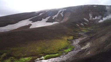 Buzullu, tepeli ve yeşil yosunlu güzel bir manzara. Fimmvorduhals yolu üzerinde. Landmannalaugar yakınlarında yaz güneşli bir gün, İzlanda.