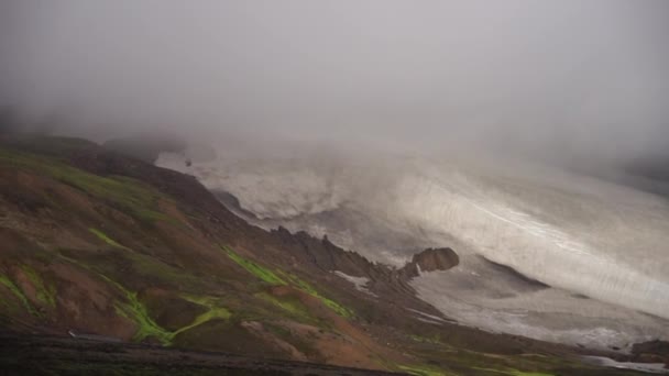 Schöne Landschaft mit Gletscher, Hügeln und Moos am Fimmvorduhals-Trail bei Landmannalaugar an einem sonnigen Sommertag, Island — Stockvideo