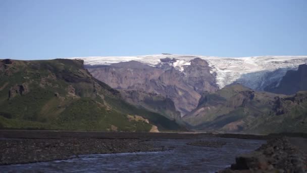 アイスランドのソルスモークの近くの川の雪の山の間の山道の風景 — ストック動画