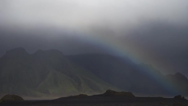 Vista panorámica con paisaje volcánico durante la lluvia con arco iris sobre la montaña. Islandia, Laugavegur trekking — Vídeo de stock