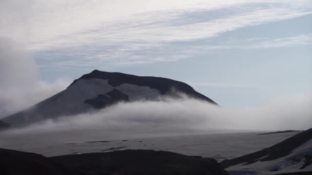 Paisaje volcánico activo con rana, glaciar, colinas y musgo verde en el sendero Fimmvorduhals cerca de Landmannalaugar del día soleado de verano, Islandia — Vídeo de stock