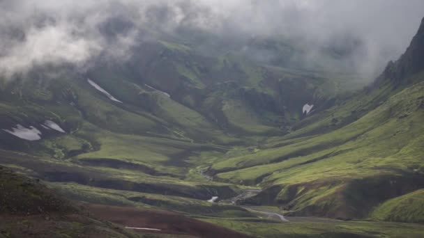 Blick auf das Gebirgstal mit grünen, nebligen Hügeln. Laugavegur Wanderweg, Island — Stockvideo