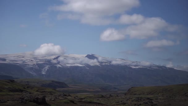 Krásný ledovec na hoře s úžasnou modrou oblohou a oblačností. Island — Stock video