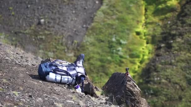 Caminhadas, equipamentos de acampamento, mochilas deitadas no chão — Vídeo de Stock