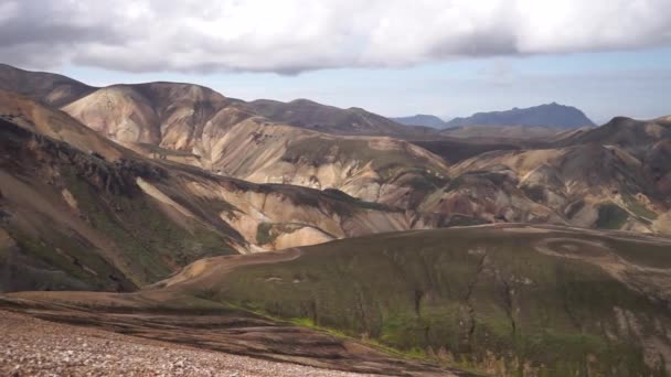 Landmannalaugar Kleurrijke bergen op de Laugavegur wandelweg. IJsland. De combinatie van lagen van veelkleurige rotsen, mineralen, gras en mos — Stockvideo